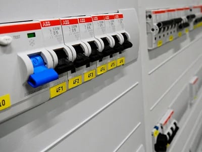 Wie sich Unternehmen auf eine unangekündigte DGUV V3 Prüfung und VDE Prüfung vorbereiten
