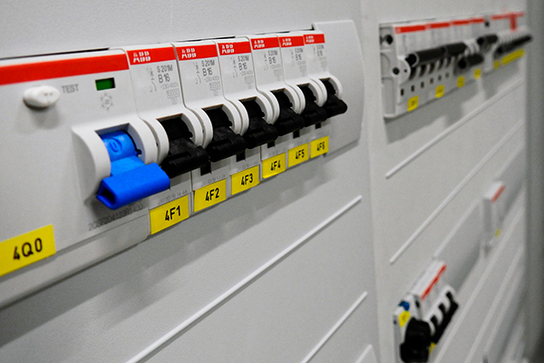 Wie sich Unternehmen auf eine unangekündigte DGUV V3 Prüfung und VDE Prüfung vorbereiten